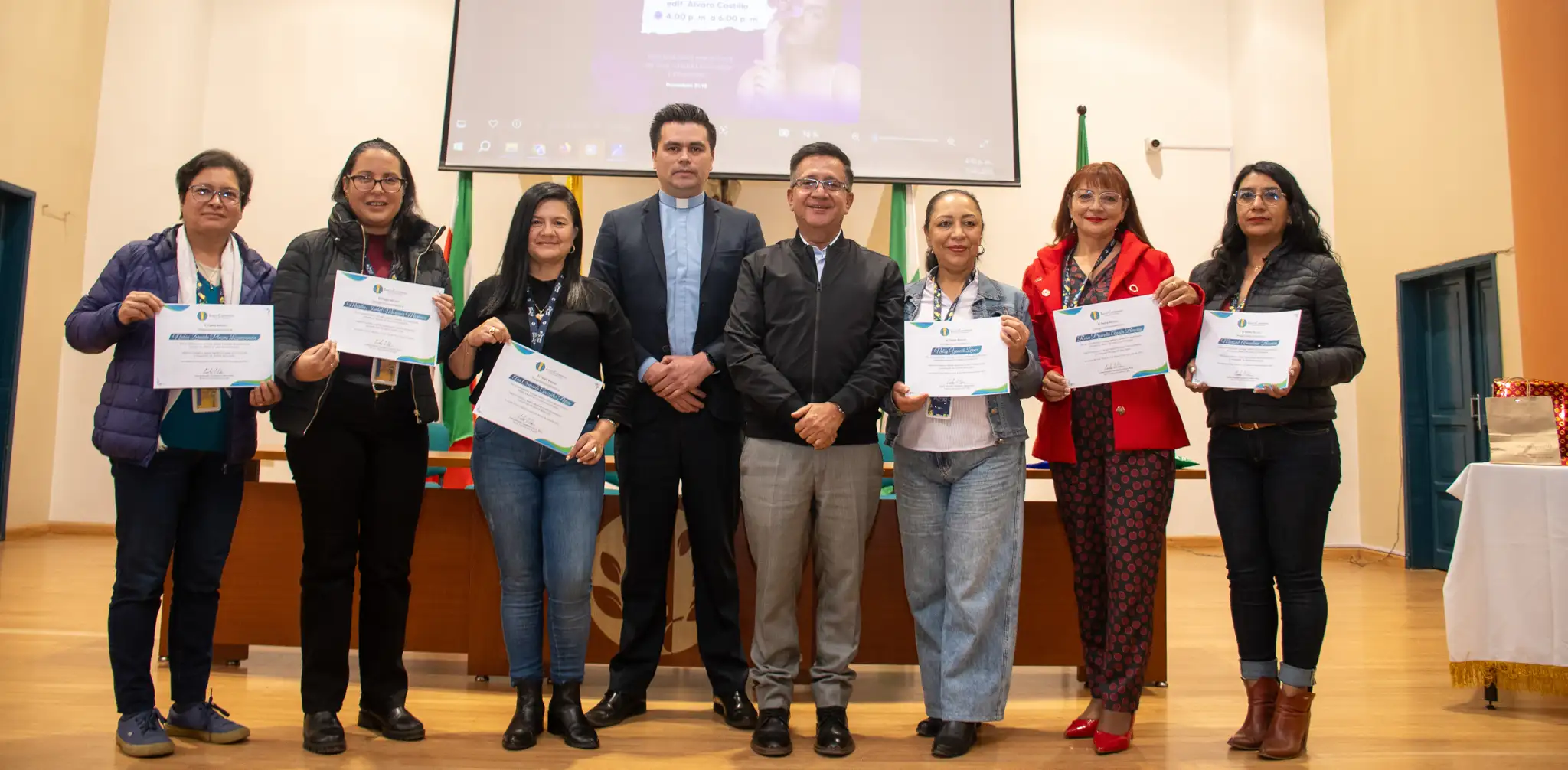 La Juan conmemoró el día de la Mujer con una ceremonia de reconocimientos y actividades artísticas.