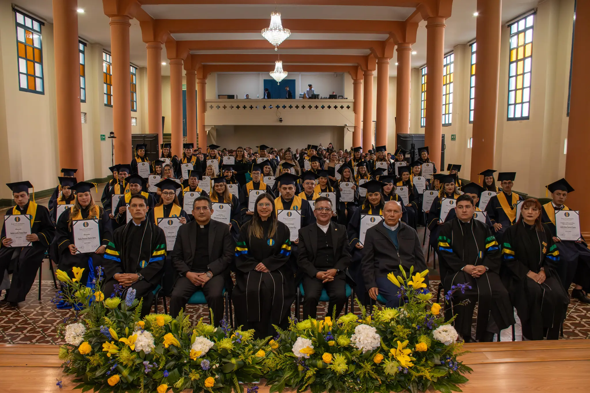 Juan de Castellanos proclama a sus nuevos profesionales, especialistas y magísteres en solemne ceremonia de graduación